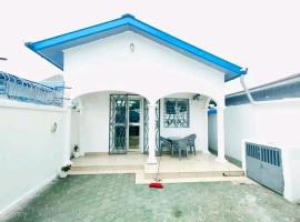 Villa meublée à Brazzaville quartier diatade 3 chambres salon douches toilettes cuisine équipée Entièrement Climatisée chauffe eau