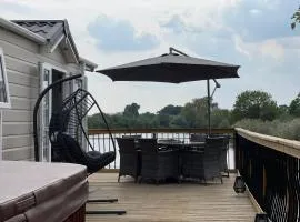 Riverside Lodge, with Hot tub on The River Severn