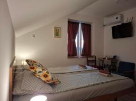 KUĆA MELEM seosko turističko domaćinstvo，位于Melenci的酒店