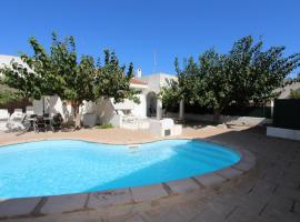 Vacaciones junto al mar: piscina, aire acondicionado, mascotas bienvenidas, playa para perros, WiFi gratis - ES-184-13，位于利乌玛的酒店