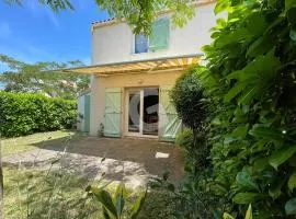 Pavillon 4/5 pers. avec piscine à 1,4 km de la plage Belesbat, Saint Vincent sur Jard - FR-1-357-327