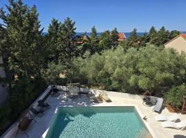 Apartments Villa TROPICANA，位于诺瓦利娅的酒店