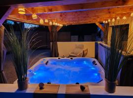 G&icirc;te Prestige Spa Privatif & Cave Vitr&eacute;e，位于Cl&eacute;guer的Spa酒店