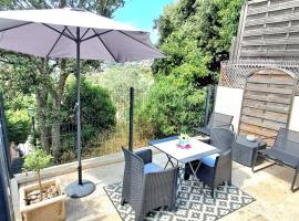 Studio rénové avec terrasse ST RAPHAEL，位于圣拉斐尔的酒店