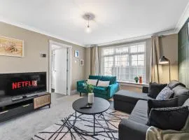 Stylish 4 bed in Bracknell with Games Room