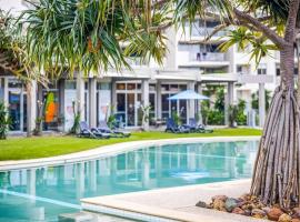 Rooftop Apartment - Heated Pool & Beach access，位于马库拉的酒店