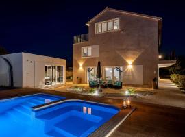 Luxury Villa David with swimming pool, sauna and jacuzzi，位于Pražnice的酒店