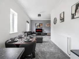 MODERN 2 BED APARTMENT LOCATED CHINEHAM BUSINESS PARK with FREE PARKING, WIFI, NETFLIX BY AI ESTATE GROUP