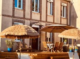 Villa Fontaine avec piscine intérieur chauffée-Maison de campagne Familiale -idéal Vacances ou Séjour Professionnel -3 chambres-Bureau séparé -Lit Bébé - Parking Facile & Gratuit，位于Fontaine-la-Gaillarde的酒店