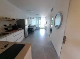 Garden apartment in Neot Golf, with sea view