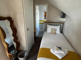 Rwts Rooms & Resto，位于布罗德港的酒店