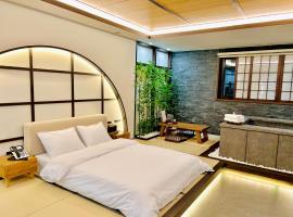 Yeosu Domar Hotel，位于丽水市的酒店