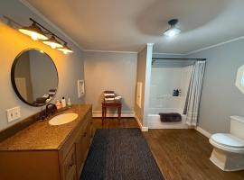 Stunning 3BR/2BA Home w/ Views & Private Hot Tub，位于Dedham的酒店
