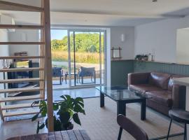 Maison en pierres à 10 min des plages, Golfe du Morbihan，位于Surzur的酒店