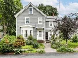 1 Mi to Needham Center Square: Pet-Friendly Apt!