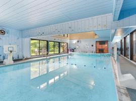 Rum River Resort In-Home Pool Sauna，位于Andover的酒店