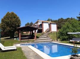 El CAU，位于Perafita的带泳池的酒店