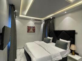 HOMEWORTH SPACES - Shortlet Apartmemt，位于Alimosho的酒店