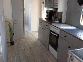 Mobil-Home avec piscine et jardin 1500 m2，位于瓦尔拉普拉日的酒店
