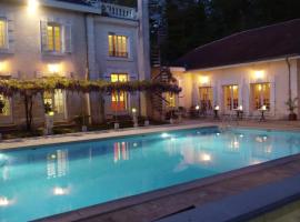 Logis Vélès，位于Aubin的酒店