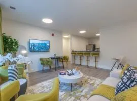 Opulence in Olive with Free Parking, 2 BR 2 baths Suite, 5 beds and Sleeps 8