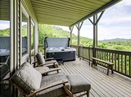 Hot Tub and Water Views Lake Glenville Home!，位于Cullowhee的酒店
