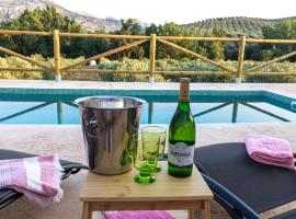 LA CASA DE LA HUERTA Stylish family cottage in Malaga countryside，位于马拉加的酒店