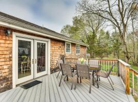 6 Mi to Beach: Family Home in Little Compton!，位于Little Compton的酒店
