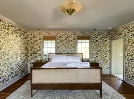 The Nicholas Veranda King Suite - Walk to King