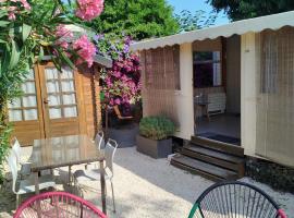 mobil home 4-6 places six fours les plages，位于锡富尔勒普拉日的酒店