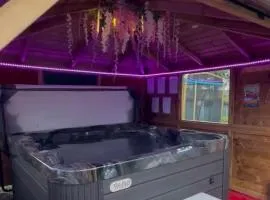 FINN VILLAGE "Raspberry Cottage" Private Garden, 6-seater HOT TUB, Firepit & Pizza Stove