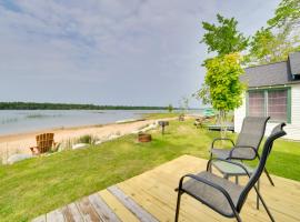 Les Cheneaux Islands Retreat 2 Boat, Fish and Swim，位于Cedarville的酒店