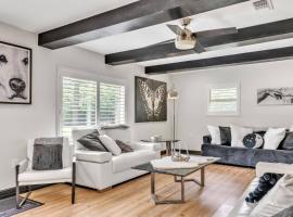 Stylish Family Fun! Pool, Hot Tub, Volley Ball, Arcade & Boat Parking，位于McQueeney的酒店