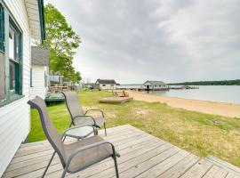 Dock and Beach Access Cedarville Lakefront Cabin 9，位于Cedarville的酒店