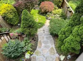 Brooklyn, Garden, Spacious, Great Location, 1 stop to Manhattan