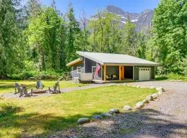 Deck, Hot Tub and Views Sleek Getaway in Index!