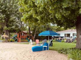 Bee's Luxury BeachHouse - Hot tub Sauna Playground & Game room，位于卡沃萨湖的酒店