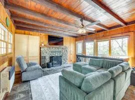 Between Big Bear and Lake Arrowhead - Cabin with View!