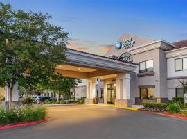 Best Western Valencia/Six Flags Inn & Suites，位于圣塔克拉瑞塔的酒店