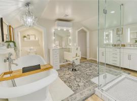 Romantic Getaway Hideout | Soak, Sip, and Relax，位于McQueeney的酒店