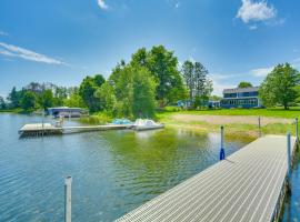 Wet Feet Retreat Year-Round Cabin in Frederic，位于拉克的酒店