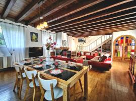 Grande maison au cœur d'un village historique avec terrasse et WIFI inclus - FR-1-582-308