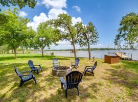 Waterfront Cedar Creek Lake Gem Near Marina!，位于Kemp的酒店