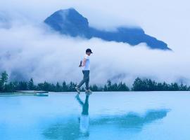 XMAN Sunrise Peaks Resort--Sky Mirror Infinity Pool，位于张家界的酒店