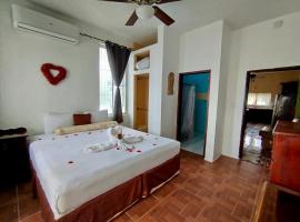 See Belize WATERSIDE Sea View Apt for 6 with Kitchen, Balcony, Infinity POOL & Overwater Deck, 2nd Floor