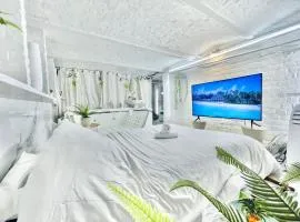 Spa privatif Balnéothérapie MYKONOS , 4 personnes Max, avec TV XXL - Espace intime