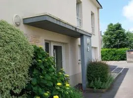 Confortable T2 Résidence Calme avec Balcons et Parking - FR-1-479-233
