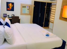 Triple J Universal Hotel and Suites，位于阿沙巴的酒店