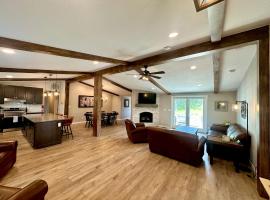 Hier Hideaway - Hot Tub - Fire Pit - King Beds，位于Sedalia的酒店