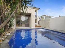 Mornington Beachfront Bliss - Pool, Spa & Rooftop Sunsets